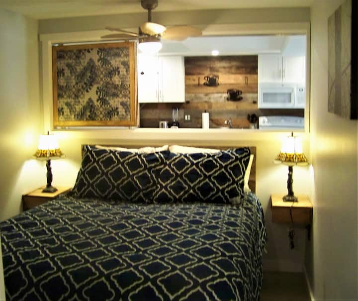 Chumba cha kulala cha karibu kilicho na paneli za wazi.