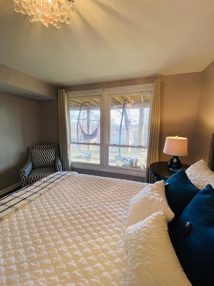 Bedroom 1 with the lake view 