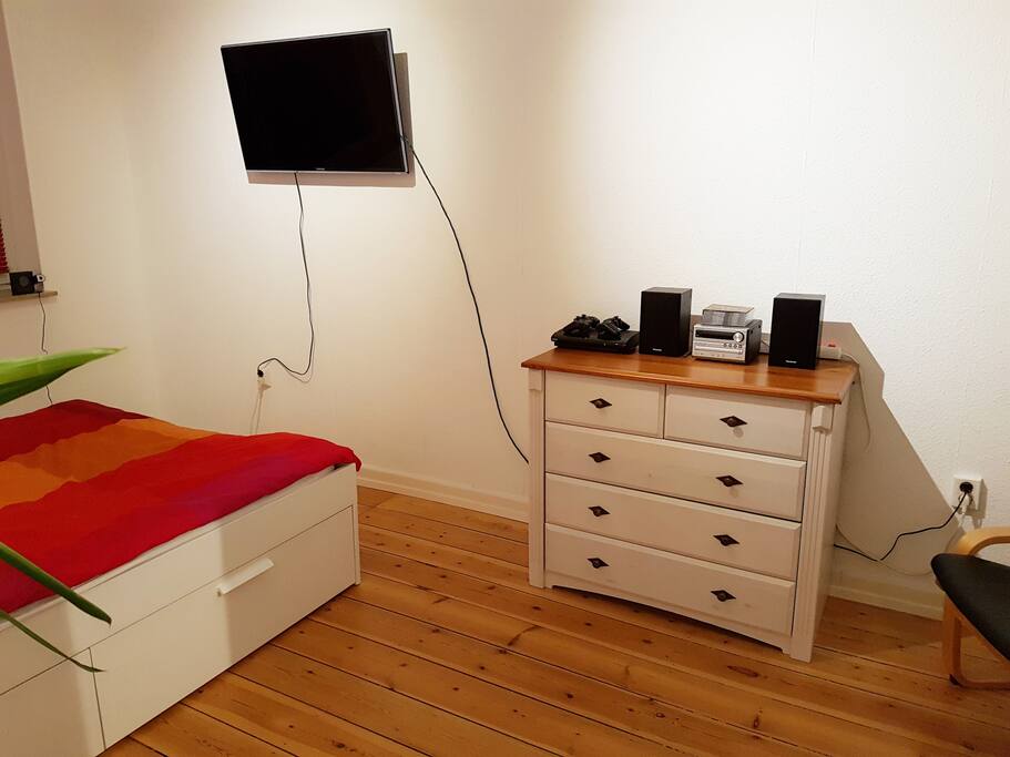 Kommode mit Steroanlage (Bluetooth fähig), Playstation 3 und TV für Streaming Dienste