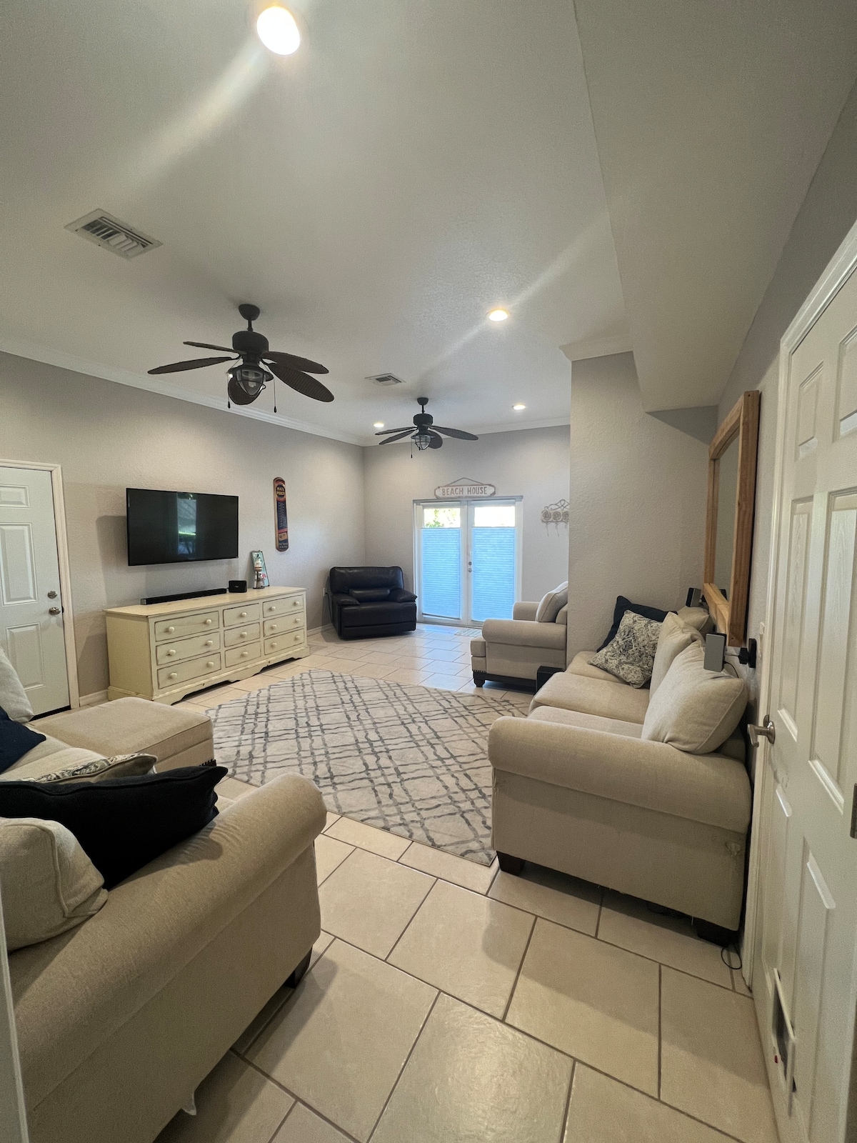 Sehemu ya chini ya sebule /chumba cha bonasi