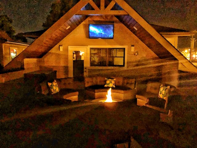 Rooftop Paradise – 1 Mile to Broadway – Sleeps 12 gallery image 3