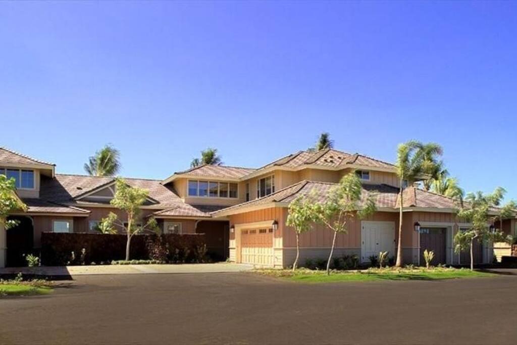 The 3 Bedroom Townhome can sleep up to 6 guests and is fully-equipped with everything you need for a fantastic getaway.