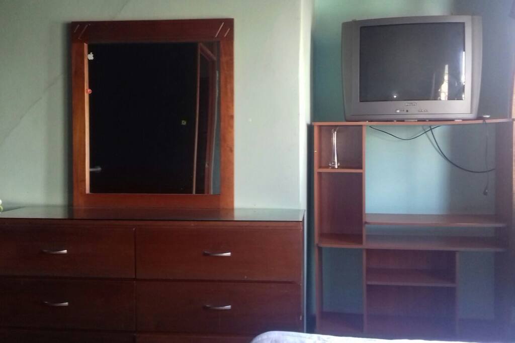 EL CLIMA DE PERU NO ES CALUROSO HACE UN POCO DE FRIO PERO NADA FUERA DE LO NORMAL POR ESO LAS HABITACIONES TIENEN VENTANAS GRANDES POR QUE LA HABITACION ESTA CERCA AL MAR POR ESO CORREO MUCHO VIENTO .