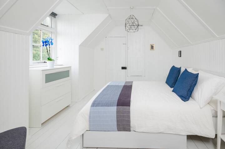 Spálňa 3 (na poschodí), manželská posteľ, pre 2 osoby. Strmé schody, aby ste sa dostali hore. Nevhodné pre starších ľudí alebo veľmi malé deti.