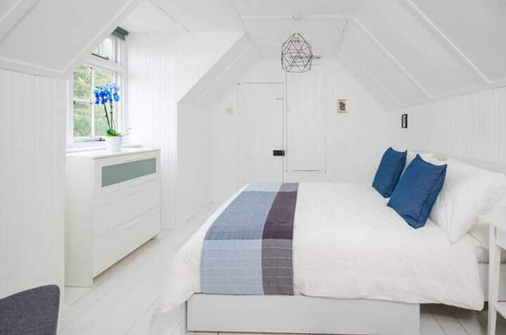 Dhoma e gjumit 3 (lart), krevat dopio, 2. Hapa të pjerrët për t 'u ngjitur lart. Nuk është i përshtatshëm për të moshuarit ose fëmijët shumë të vegjël.