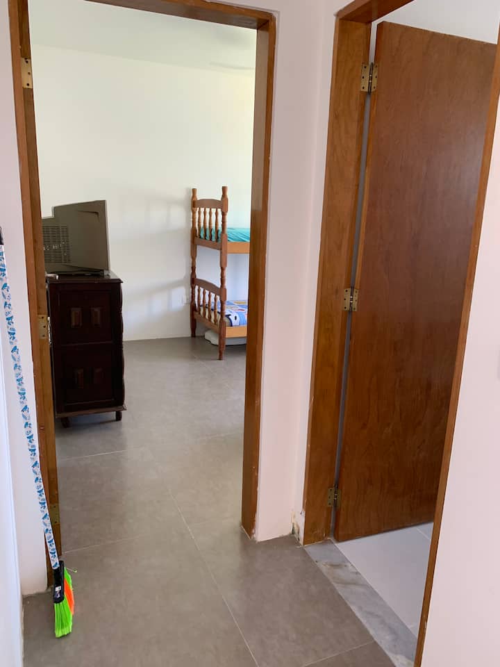 ห้องนอน 1: เตียงแฝด 3 หลัง
ห้องนี้อยู่ที่ชั้นแรกของบ้านมีห้องน้ำอยู่ถัดไป