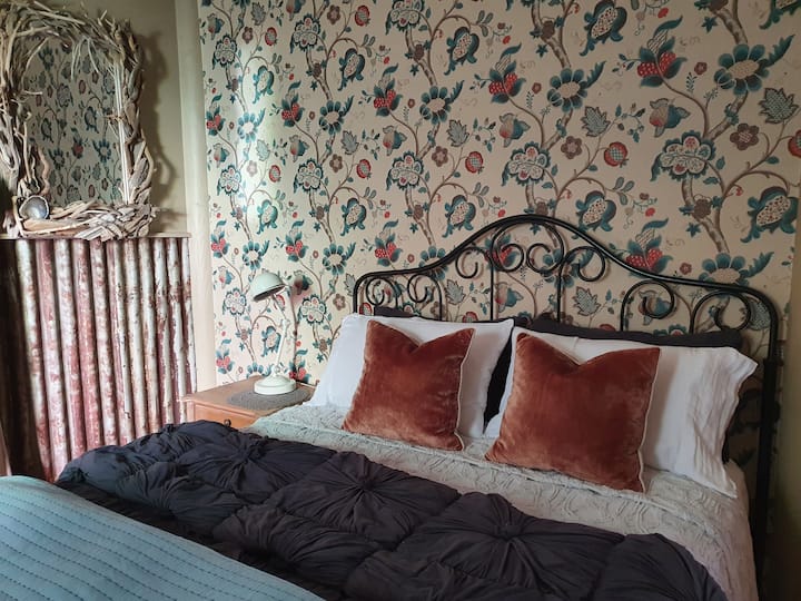 Nema ničeg rustikalnog u spavanju u ovom prekrasnom  krevetu.  Posteljina, popluni od organskog pamuka, jastuci od perja i perja.