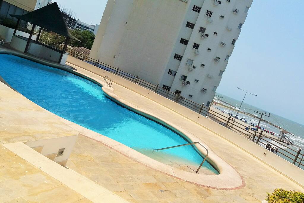 Piscina del edificio con vista al mar