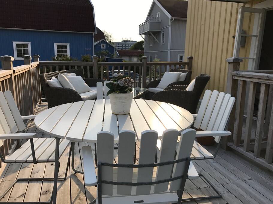 Altanen med både loungegrupp och matbord