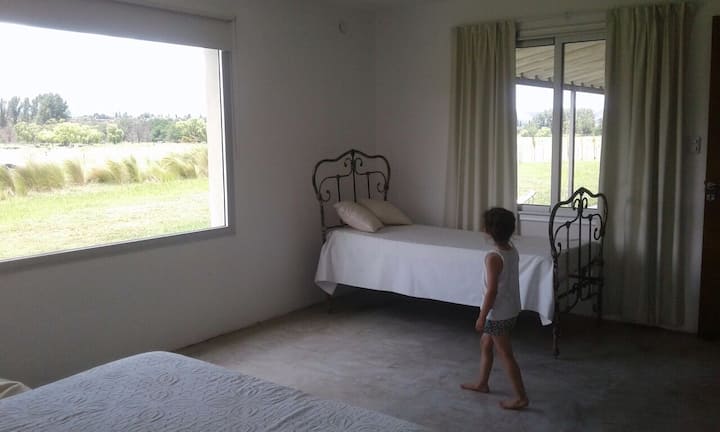 ห้องนอนเตียงใหญ่