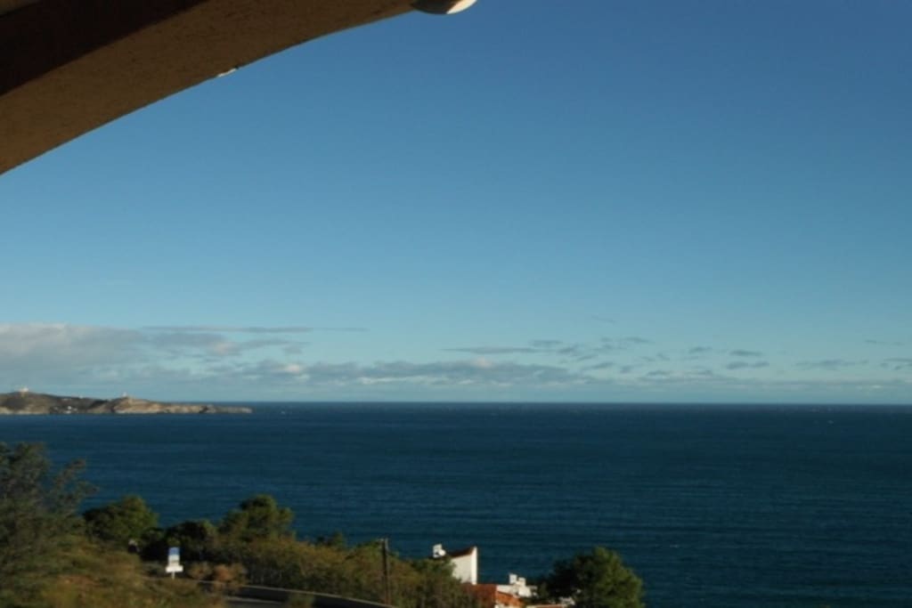 Vue côté gauche sur pleine mer et Cap Bear au large