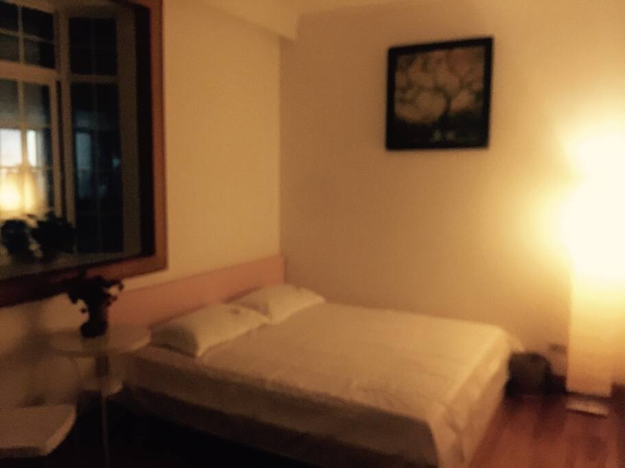 夜幕降临,暖暖的灯光也很温馨