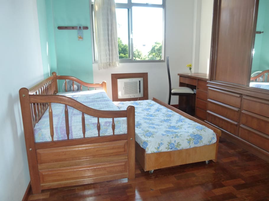 Para duas pessoas com a cama de baixo aberta