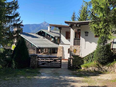 Mountain chalet: Hubertus apartment with tile stove