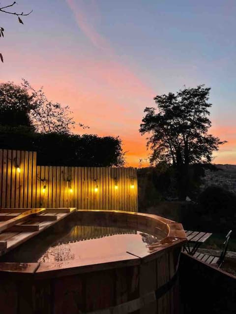 Secluded lodge with spectacular views and HOT TUB