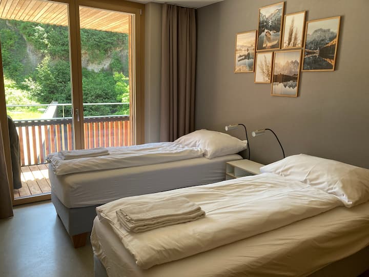 Primer dormitorio, 2 camas individuales, se pueden mover uno al lado del otro, además de un armario con cinco puertas