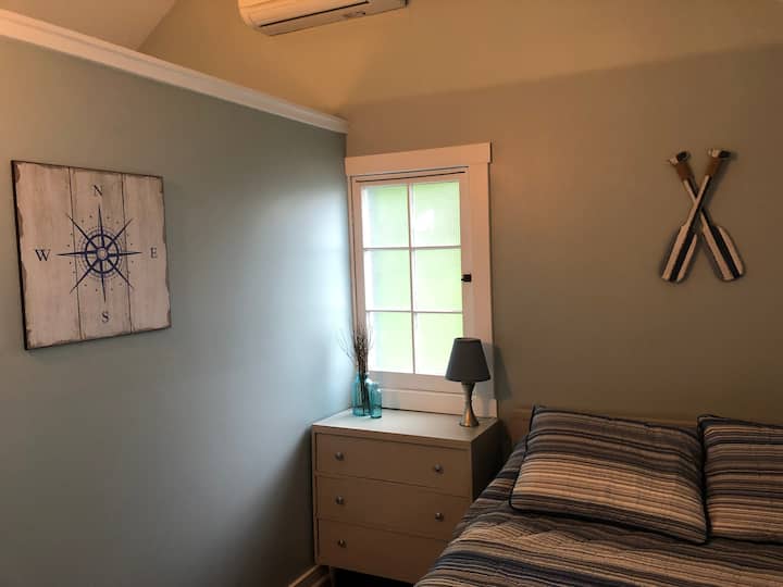 Dormitorio #2 en Lake Breeze Cottage.