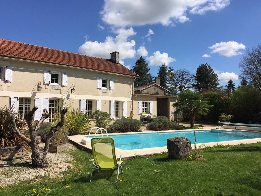 La maison et la piscine sont exposées au soleil toute la journée.