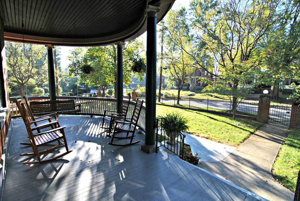 Large front sitting porch