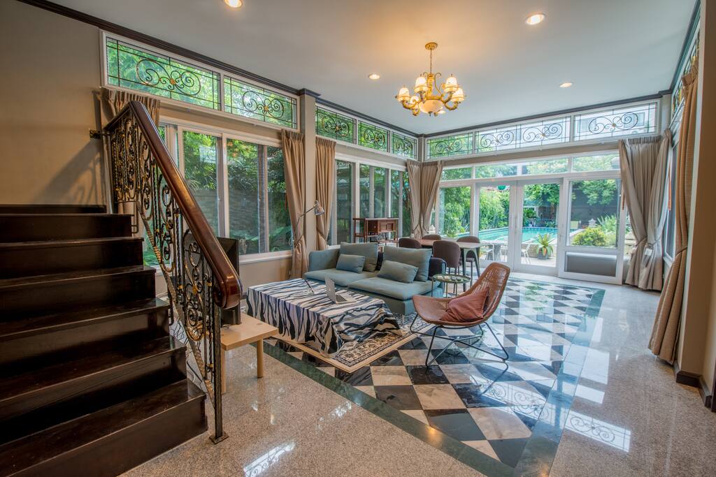 100SQM high ceiling living room