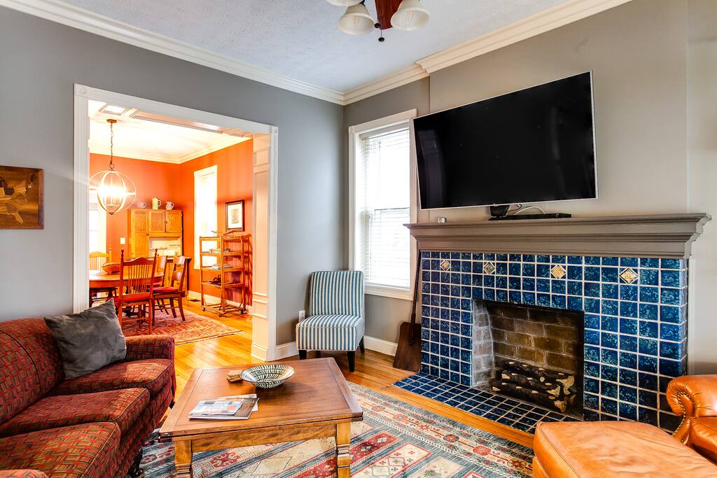 Enjoy our cozy living room. NOTE: Fireplace is for decoration only.