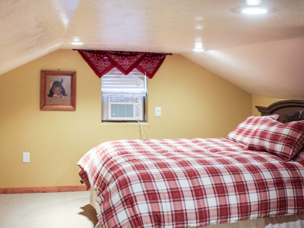 ห้องนอนของผู้เข้าพักทั้งสองห้องมีเพดานสูง 6 ฟุต นี่คือเตียงควีนไซส์ที่มีหน้าต่างของตัวเอง 