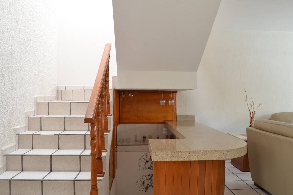 Cantina equipada con espacio para vinos y copas