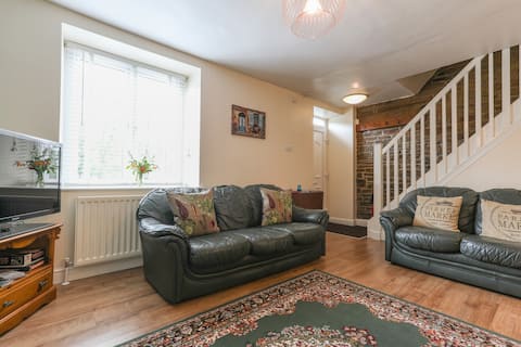 Top performing Airbnb: Smithy Cottage Holmbridge, Holmfirth in Holme Valley