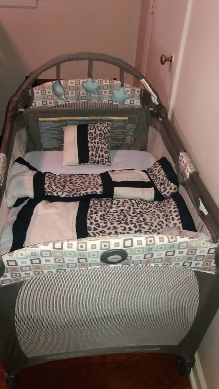 Krevat për bebe/ paketë dhe lojë nëse është e nevojshme