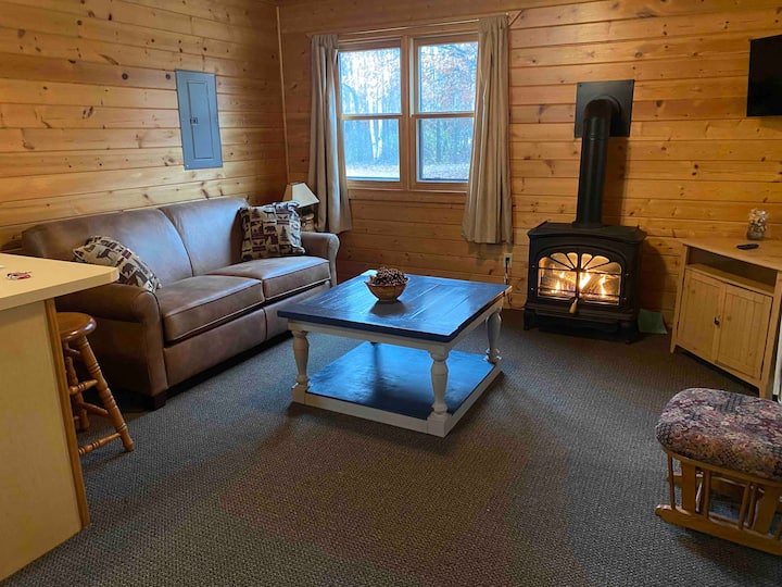 Private Cottage w/Queen Bed + Lakes, golfing, etc.