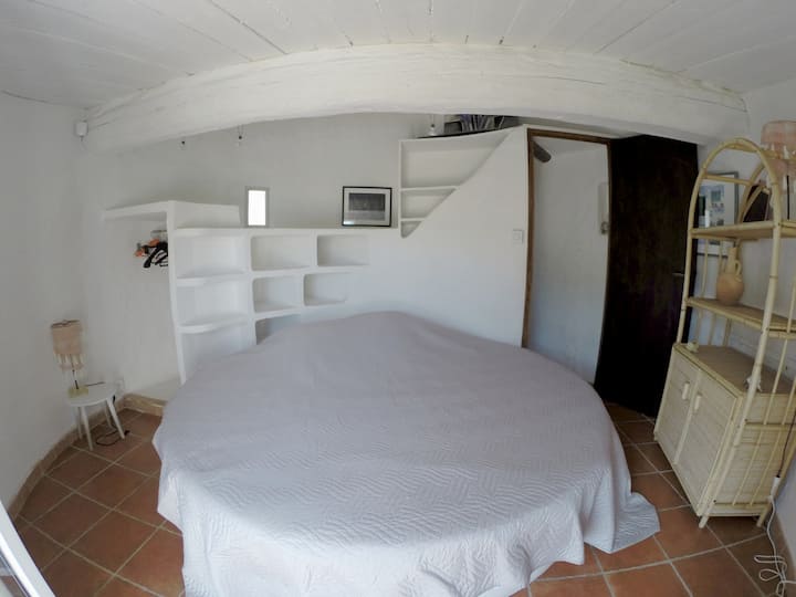 Chambre 6  et lit rond (à l'étage) avec petite terrasse
