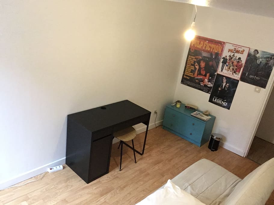 Chambre avec bureau et commode