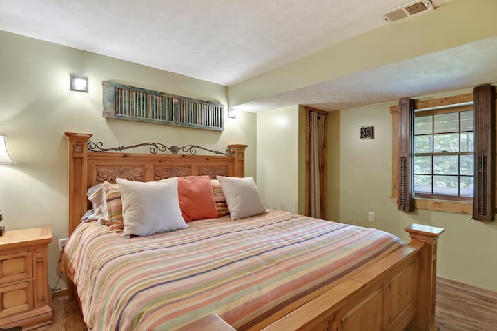 Chambre principale au sous-sol, salle de bain attenante avec lit King Size