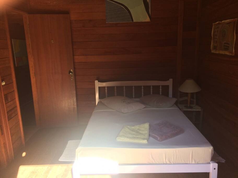 Suíte 5 - Suíte com bwc privativo. Possui 01 cama de casal. A cozinha é compartilhada com os demais hóspedes.
