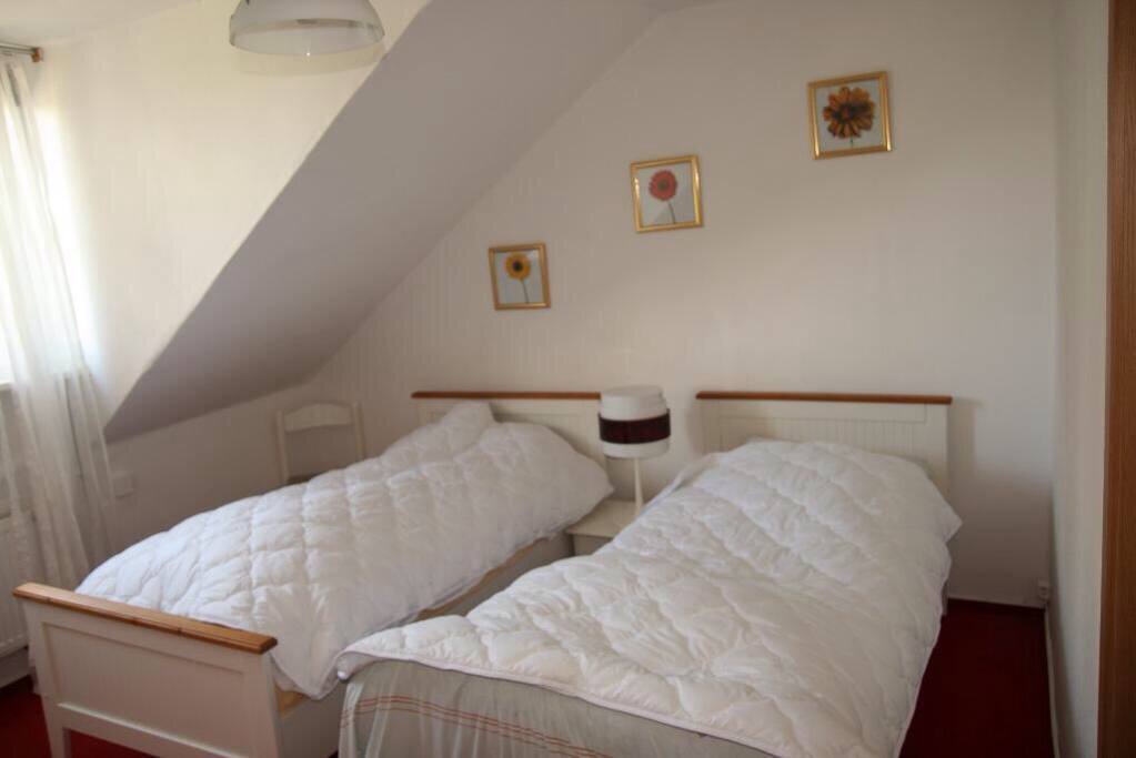 Schlafzimmer mit 2 Einzelbetten
