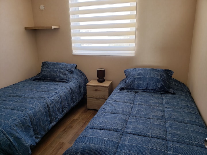 Dhoma e gjumit 2 me dy krevate të rehatshëm me nga 1 ndenjëse e gjysmë secila