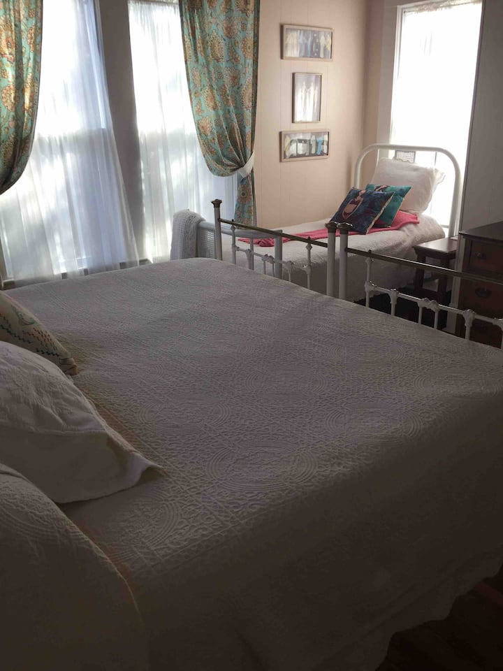 سرير عتيق بحجم كينغ مع سرير مزدوج عتيق في غرفة النوم الخلفية