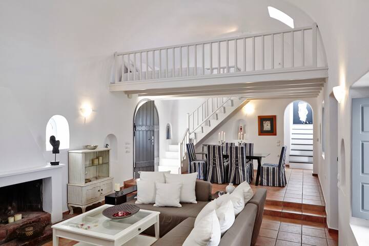 Aleria Santorini Villa gallery image 4