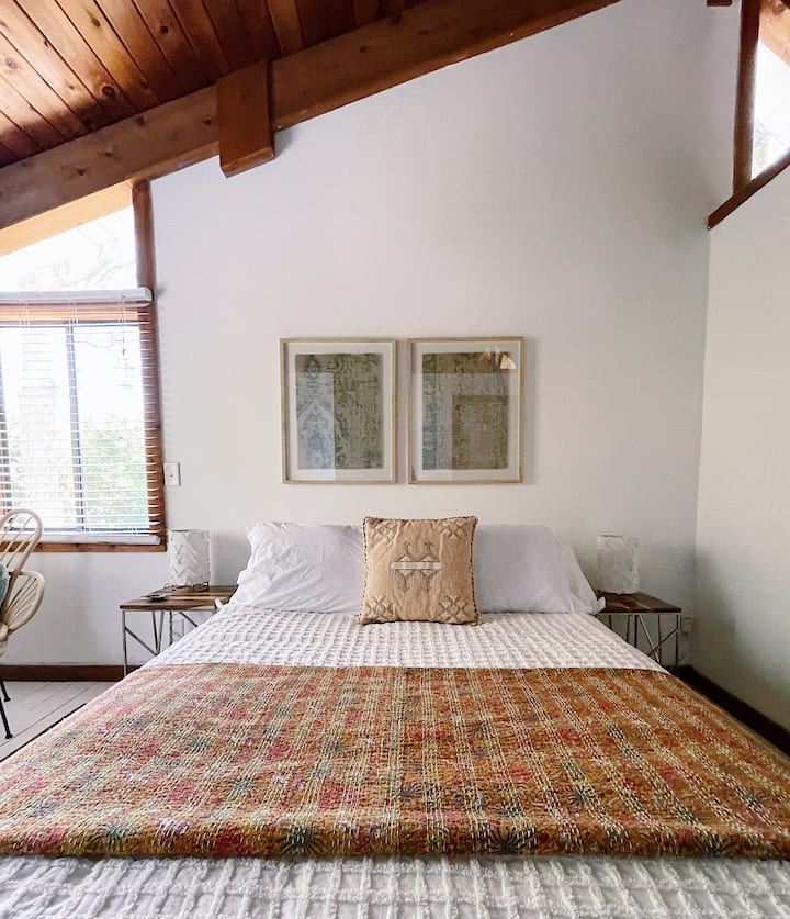 Chumba cha Raintree, kitanda cha malkia na Kantha quilt