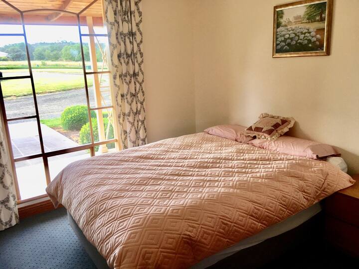 Spálňa s manželskou posteľou