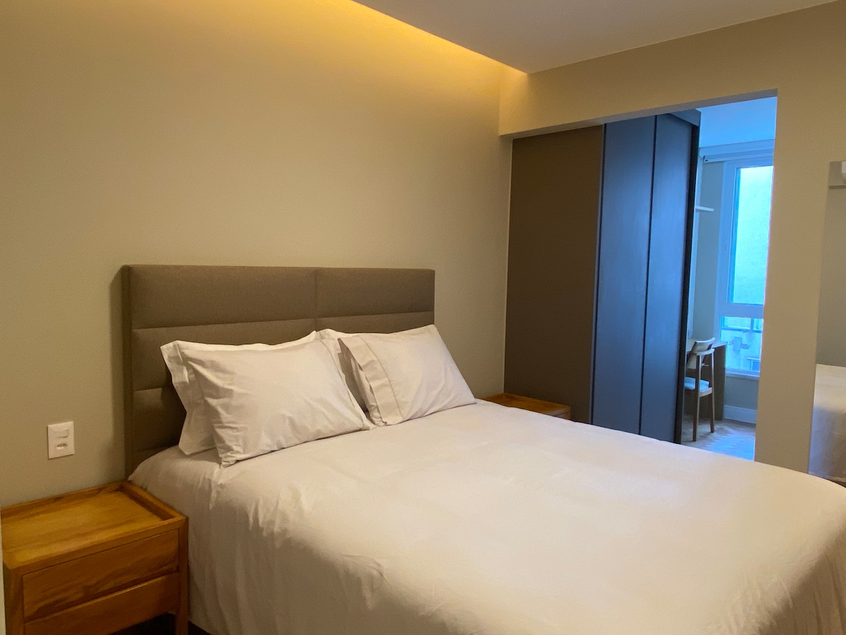 Habitación suite 2.
Cama de alto nivel, tamaño queen, con cabecero de ropa de cama. Sábanas de algodón de 600 hilos
Mesitas de noche en madera maciza.
Espacio para trabajar, junto a la ventana.
Tv qled Samsung 50"
Aire acondicionado split
Armario planeado