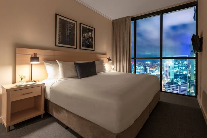 Spacious 2 Bed Apartment with kitchen & laundry gallery image 2