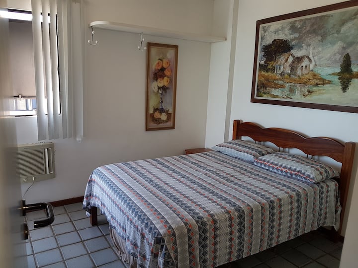 Dormitorio principal completo.