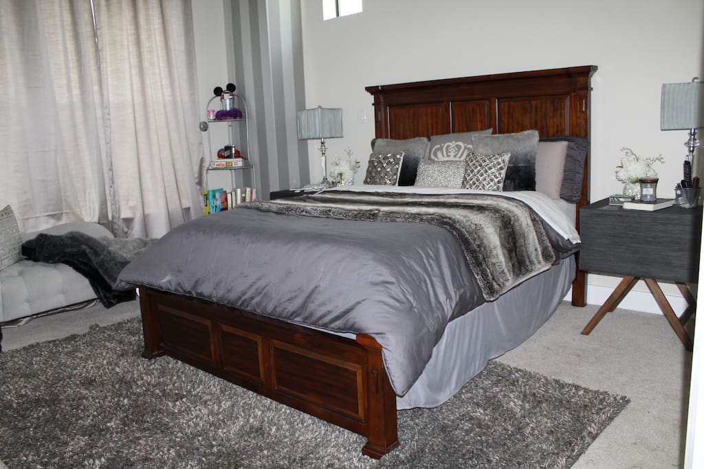 Master Bedroom
with Queen Size Bed