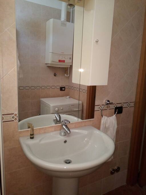 Bagno condiviso con altra camera