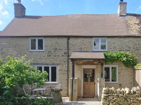The Pippins, a Cotswold cottage & garden - parking