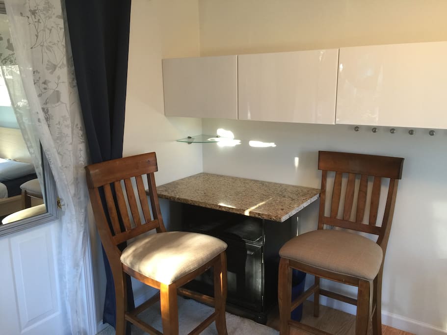 Table for eating
Kitchenette with refrigerator , toaster and microwave. Coffee avilable in the house