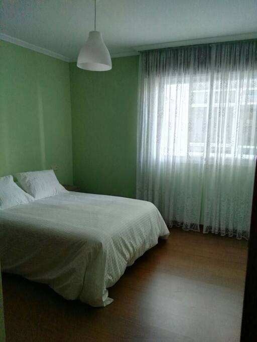 Dormitorio principal con cama de matrimonio 1,35 cm y armario empotrado con perchas.