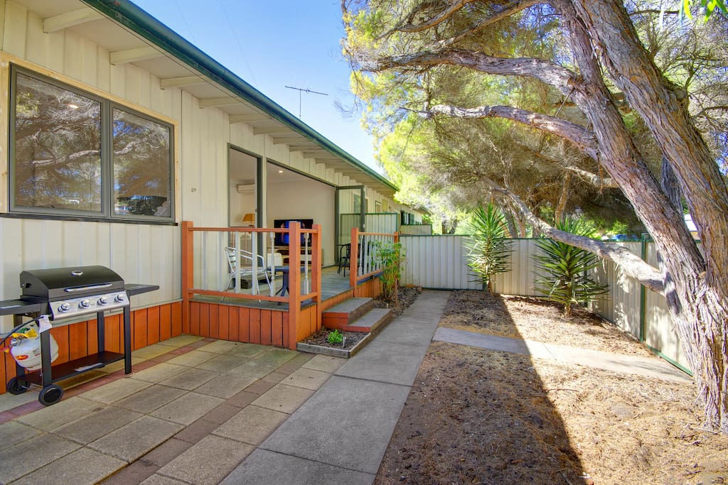 Welcome to our Hideaway, superbly located on the west side of Ocean Grove, easy access to family wading on the river. Easy walking to the shops.
