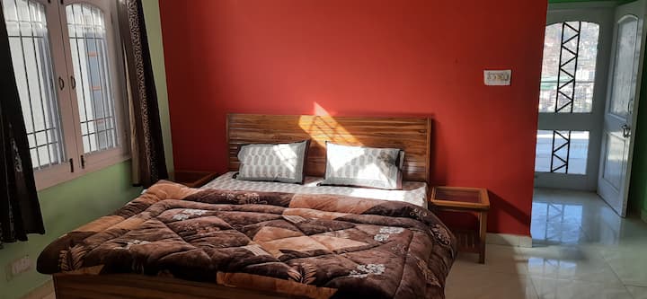 Брачен кревет (широк 180-220 см) - првите зраци на утринското зимско сонце